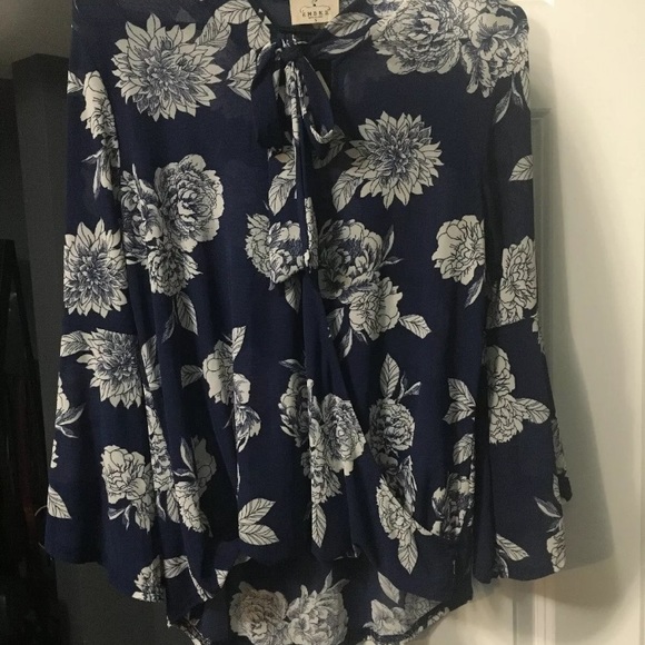 🌺bell sleeve flower blouse🌺 - Picture 2 of 3